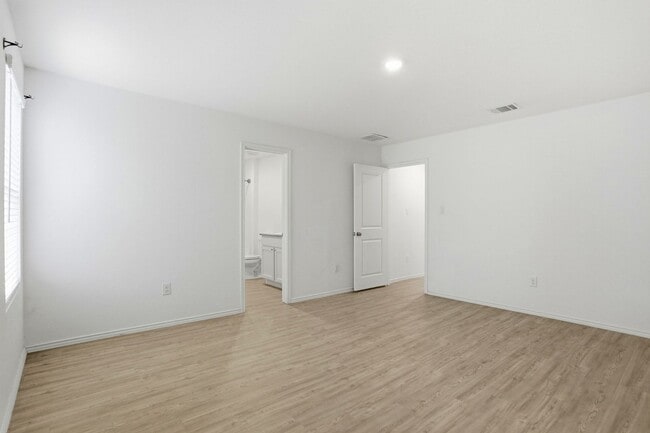 Building Photo - Single-Story 3/2 Rental Near Lackland Air Force Base | No Carpet | Fridge Included |