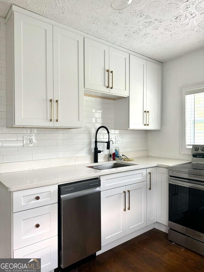 Building Photo - 52 Delmont Dr NE