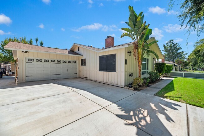 Building Photo - Stunning Riverside Home for Rent- Solar, E...