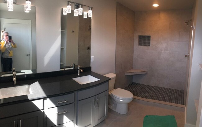 Building Photo - Modern Townhome, Centrally located.