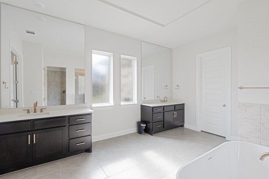 Building Photo - 301 Northcrest Dr
