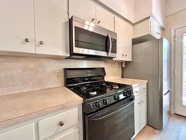 Building Photo - Bright and Spacious Single-Level Living in...