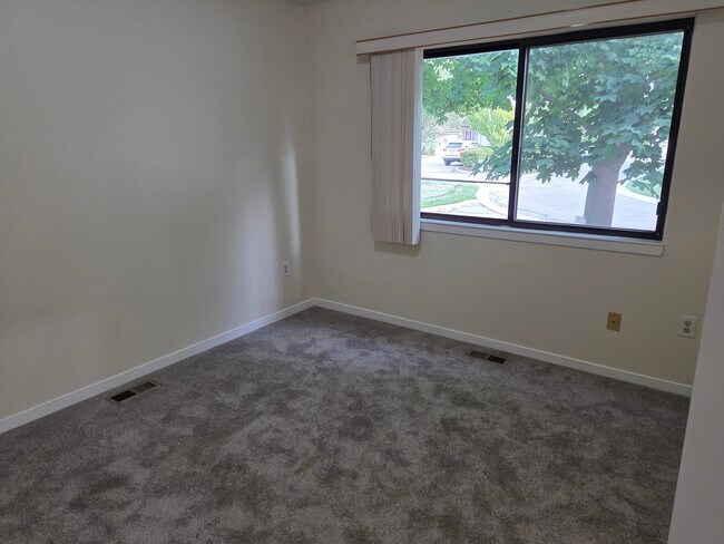 Building Photo - 649 Glasgow Ct