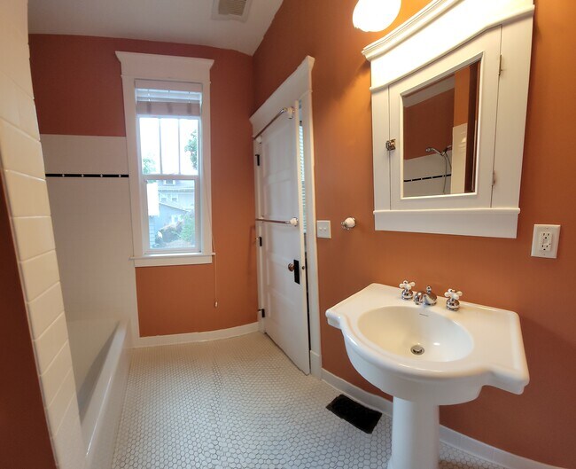master bath - 525 W 14th Ave