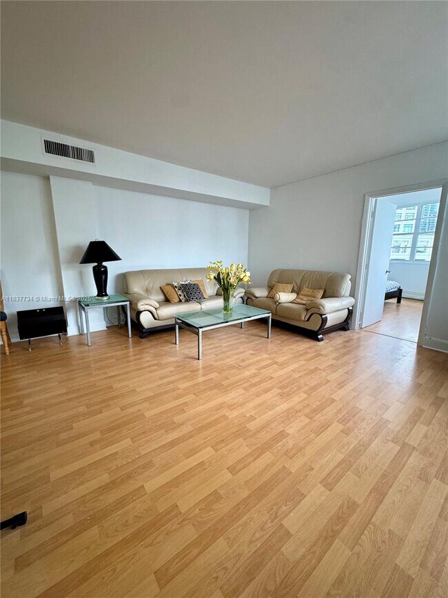 Building Photo - 825 Brickell Bay Dr