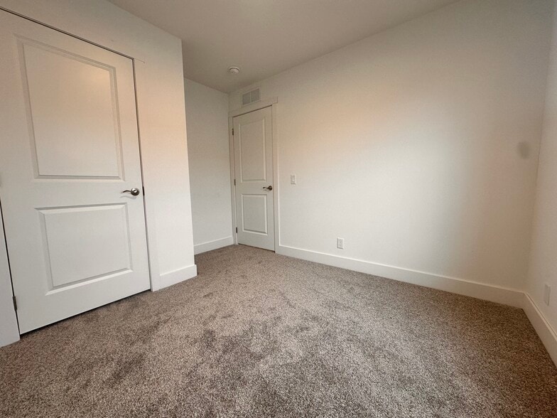 Building Photo - 15 Cavalier St N