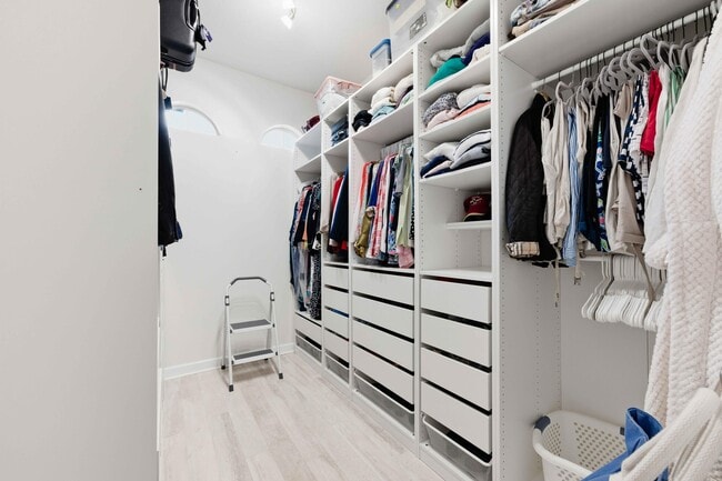 Building Photo - 11850 Valencia Gardens Ave