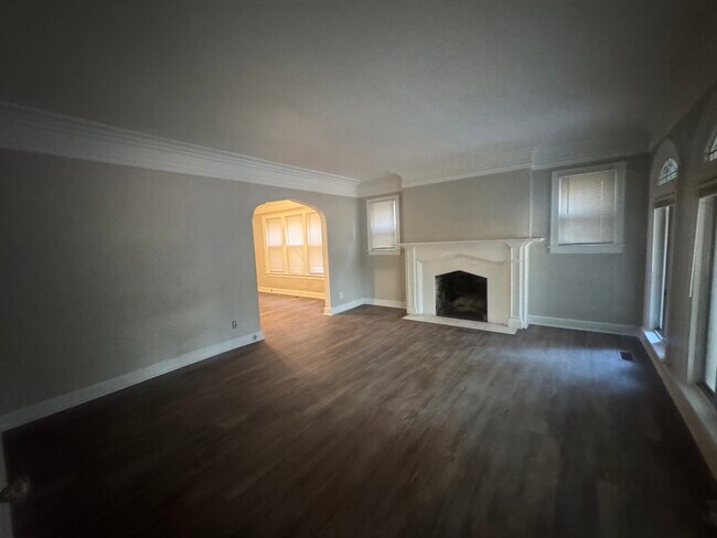 Building Photo - 3040 Fullerton Ave