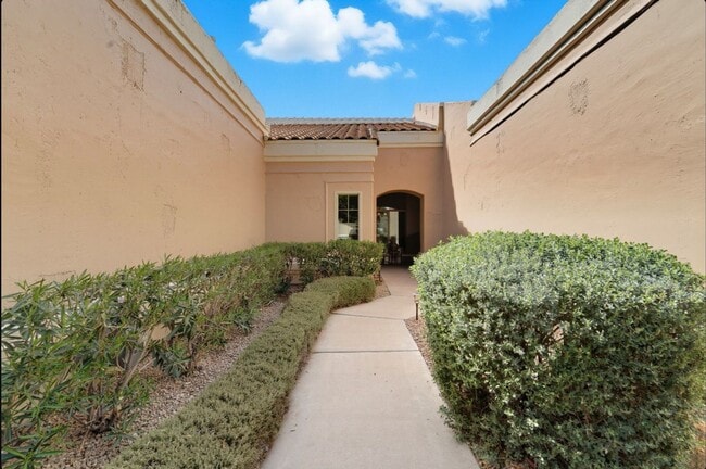 Building Photo - Welcome to this stunning 2-bedroom, 2-bath...