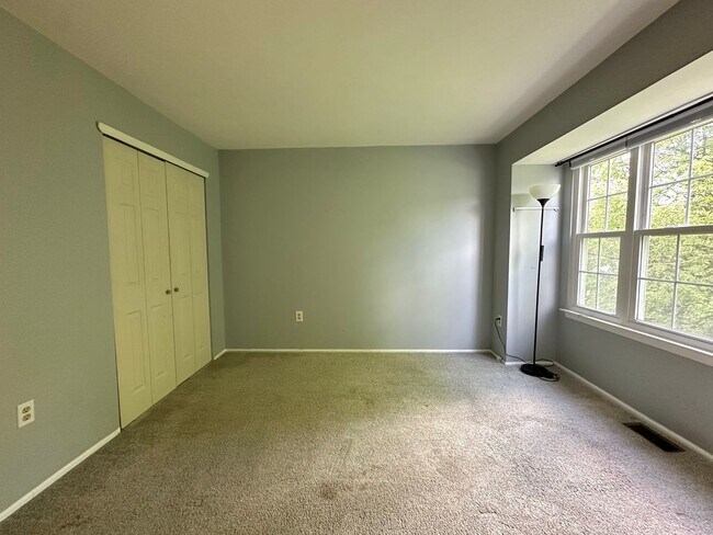 Building Photo - 2 bedrooms, 2.5 bathrooms
