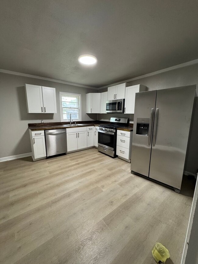 Building Photo - Newly Remodeled 2 Bed / 1 Bath Duplex Available Now!