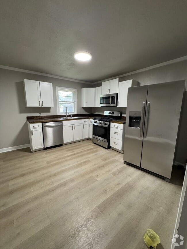 Building Photo - Newly Remodeled 2 Bed / 1 Bath Duplex Avai...