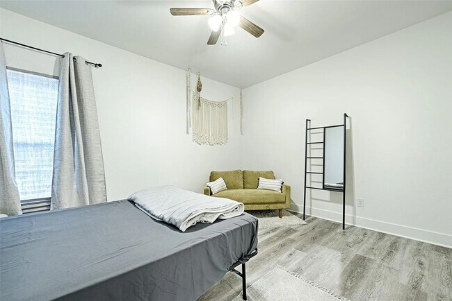 Building Photo - Modern 3BR/2BA Home with Washer/Dryer and ...