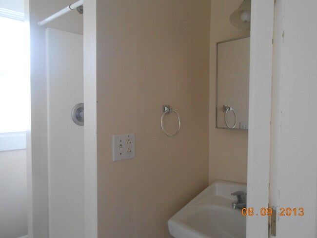 Building Photo - 166-168-168 E 11th Ave