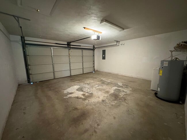 Building Photo - 460 Merlin Ct
