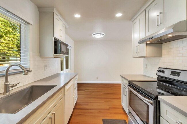 Building Photo - Great Updated Sunnyvale Home Near Tech Com...