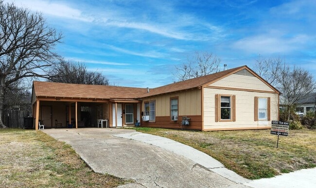 Building Photo - 903 W Kern Rd