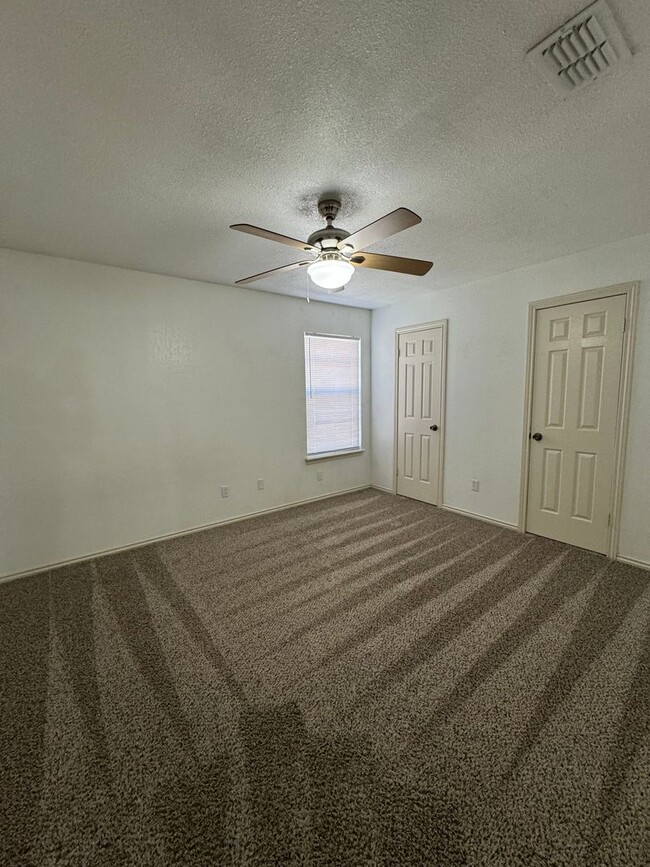 Building Photo - Move in Special! 2 Bedroom 1.5 Bathroom To...