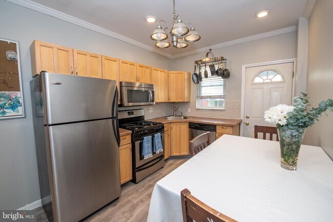 Building Photo - 2634 Edgemont St