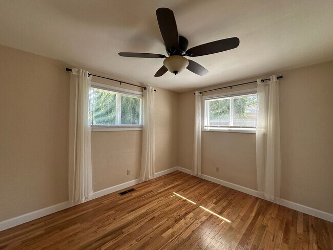 Building Photo - Three Bedroom Home in South Salem with Lar...