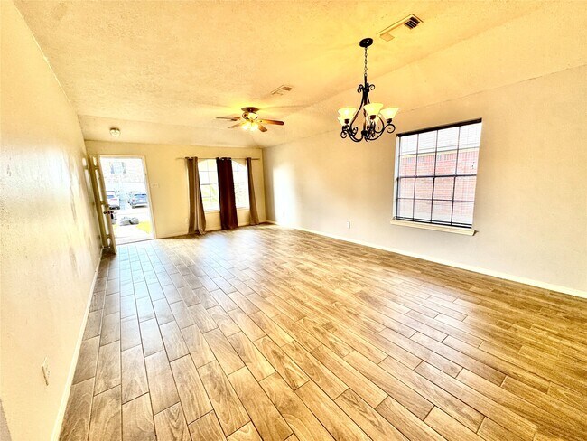 Building Photo - 16214 Mission Glen Dr