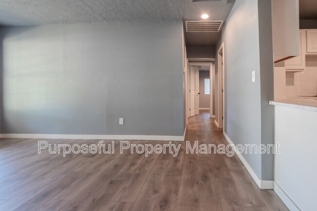 Building Photo - 516 Morrison Ave