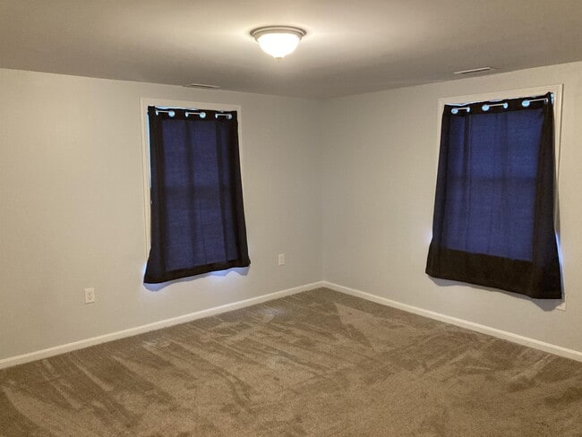 Building Photo - 155 Farm Ln