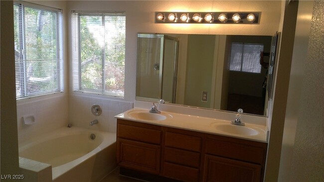 Building Photo - 1105 Overture Dr