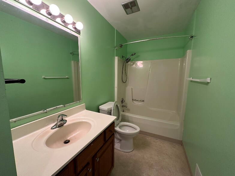Building Photo - 5704 Selfridge Blvd