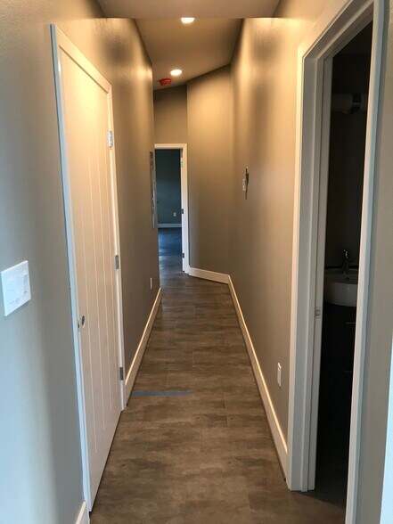 Building Photo - 412 Kirman Ave