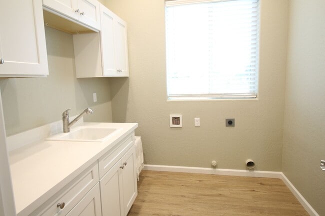 Building Photo - 6008 E Sussex Way