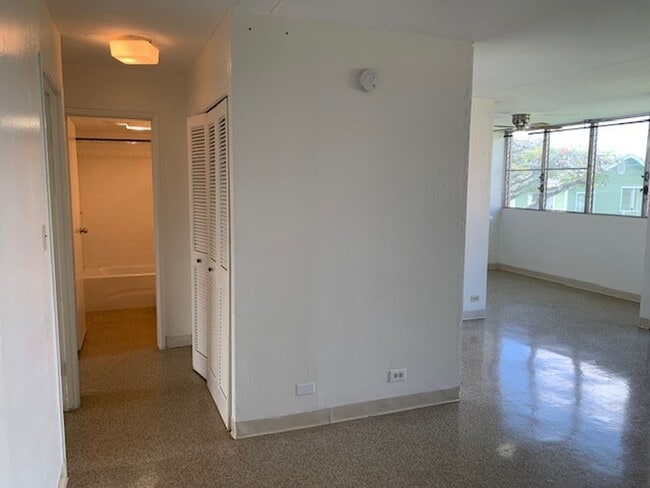Building Photo - Hokuahi Apts - 2 Bedroom 1 Bath Unit w/ 1 ...