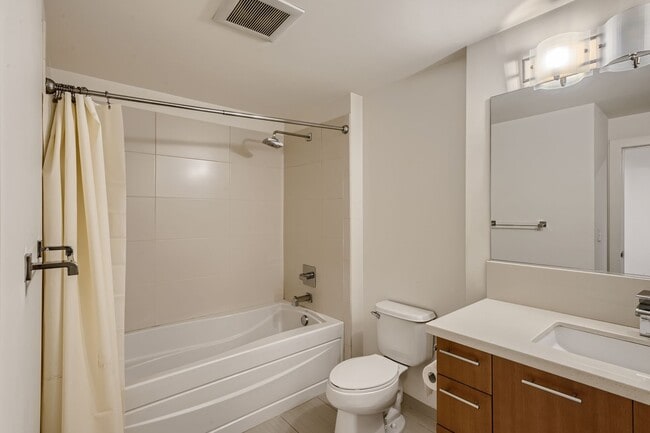 Building Photo - Gorgeous 2 Bed Unit @ The Gallery - Belltown Living at its Finest!