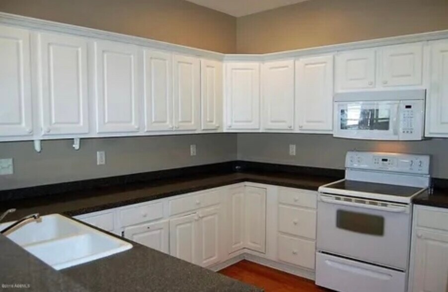 Building Photo - 8 Lagaree Ct