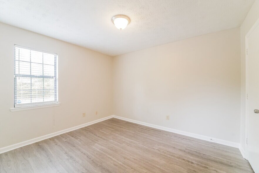 Building Photo - 1061 Lombardy Way