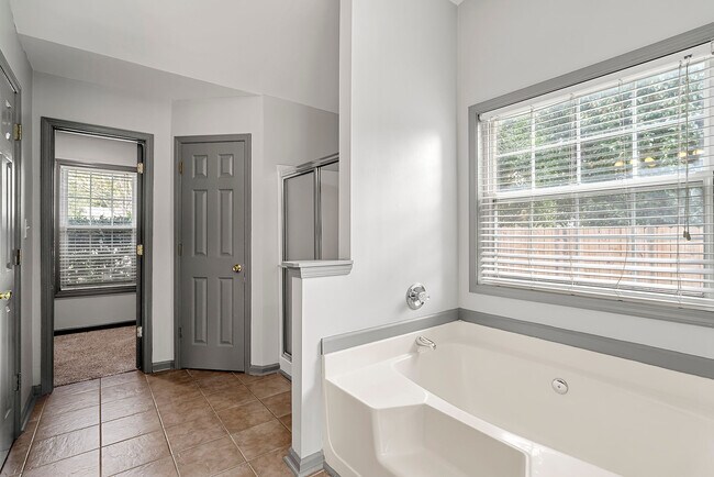 Building Photo - 5160 Oaks Landing Ct