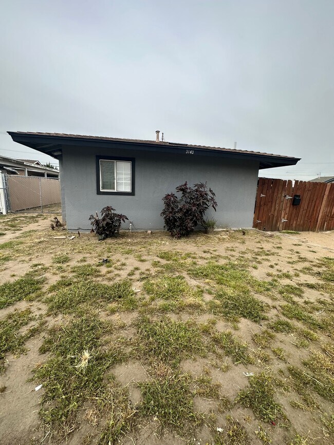 Building Photo - 3143 E Clay Ave