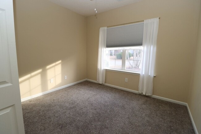 Building Photo - Fabulous 3 Bedroom home in highly desired community with a lake, pool, and clubhouse! Available M...