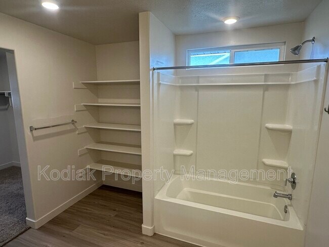 Building Photo - 1028 E Bigelow Ave