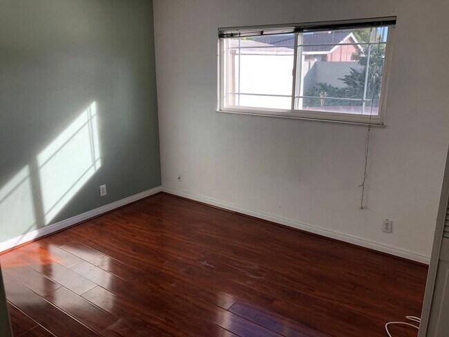 Building Photo - Amazing Single Family Home Located in desirable Huntington Beach!