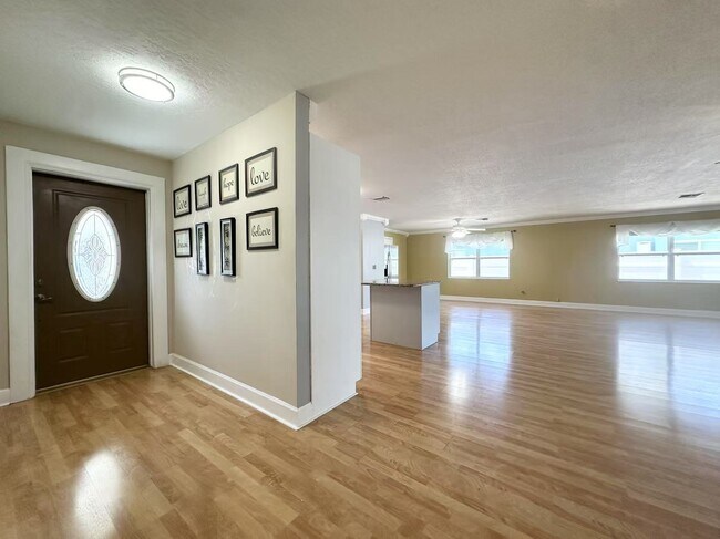 Building Photo - 1560 Salmon St