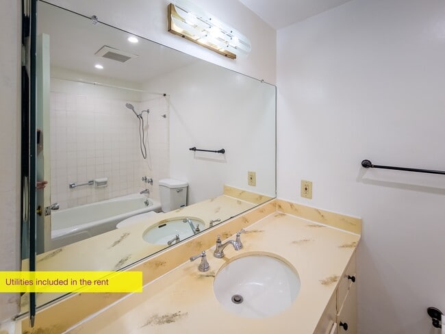 Building Photo - 215 N Kenwood St