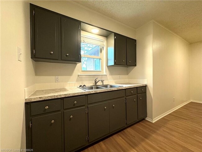 Building Photo - 10 Lura Ln