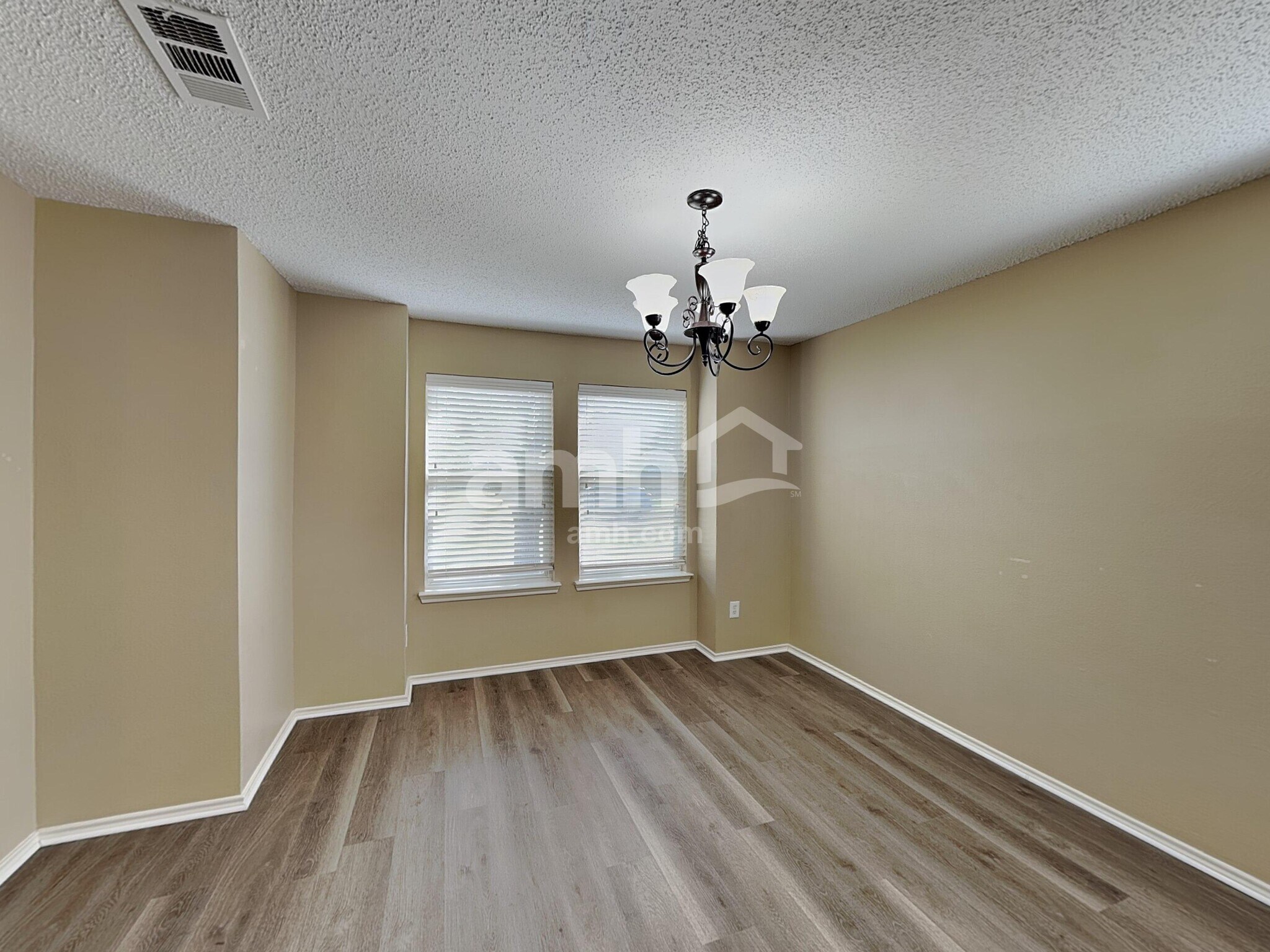 Building Photo - 321 Quail Run Rd