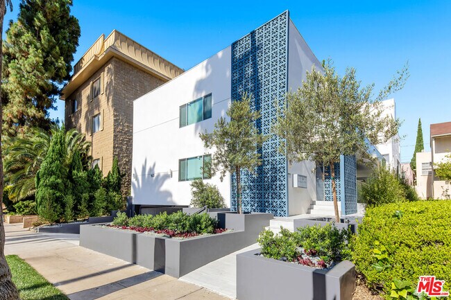 Building Photo - 153 S Palm Dr