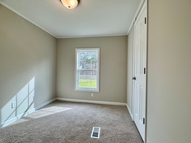 Building Photo - Lovely home and location!