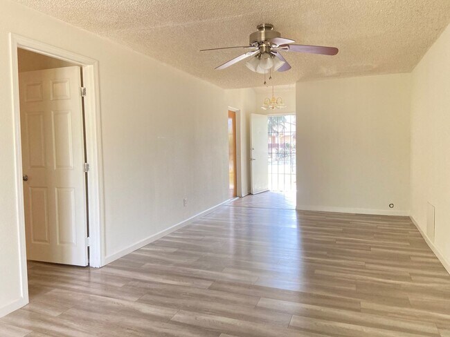 Building Photo - Cozy 3 Bedroom and 1 Bathroom in a good ar...