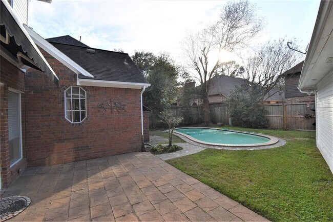 Building Photo - 1323 W Forest Dr