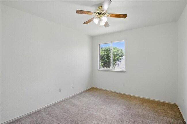 Building Photo - 508 Crater Lake Dr