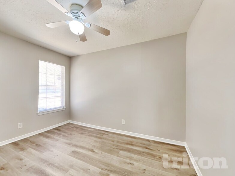 Building Photo - 4427 Oakside Dr